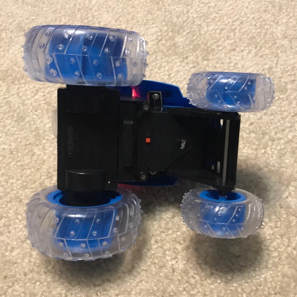 Thunder tumbler RC car - Picture 6 of 7